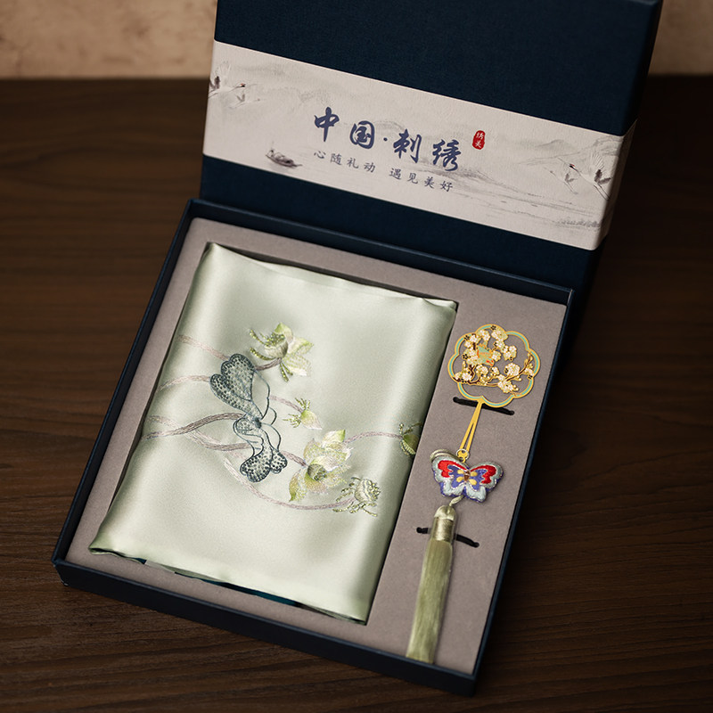 Embroidery Gift - Set Regalo Sciarpa e Segnalibro Ricamati