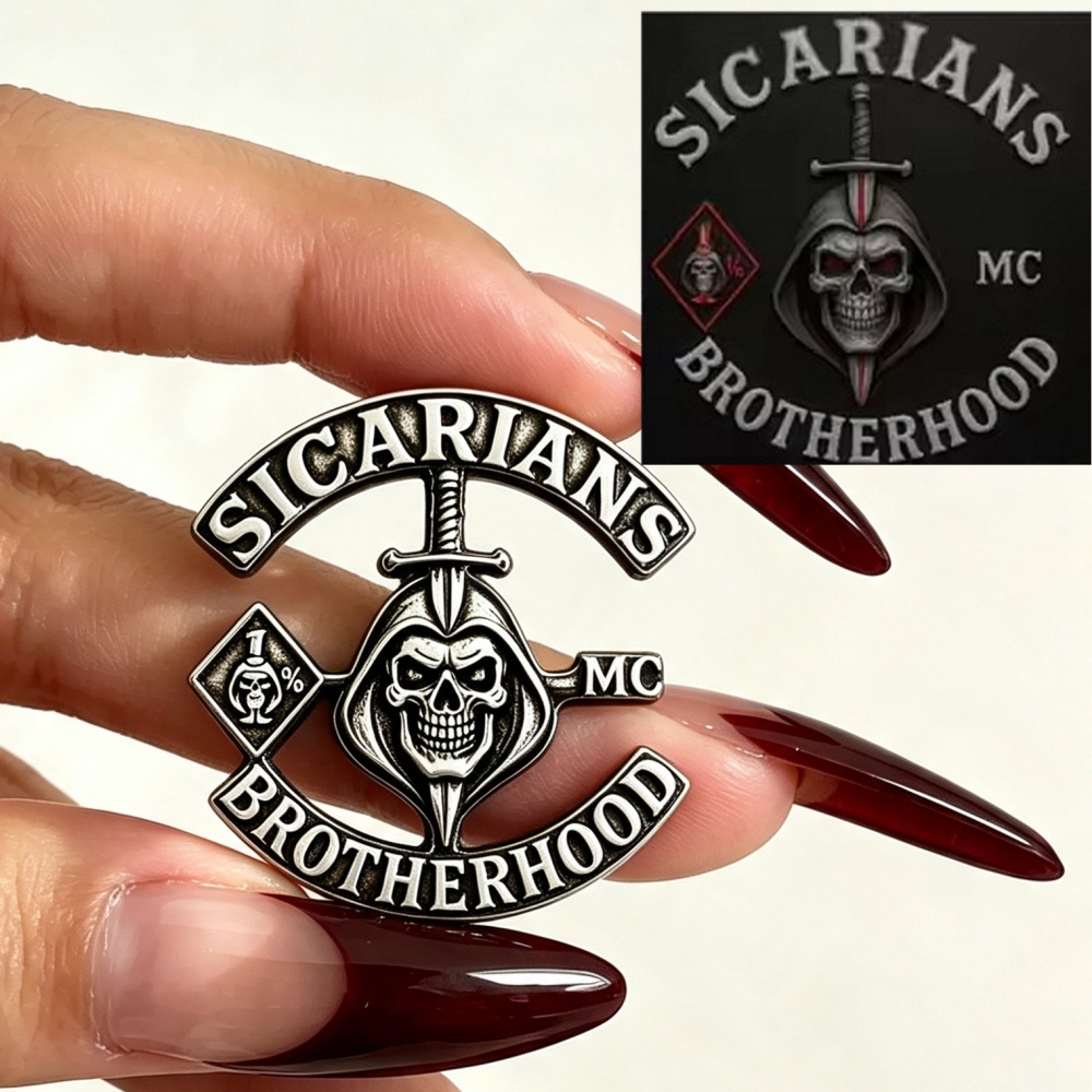Embroidery Illustration - Spilla Personalizzata Incisa con Logo MC